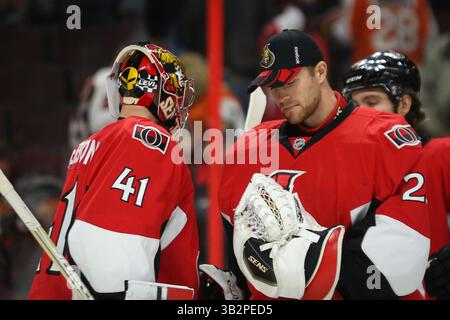 21. November 2015: Der Ottawa Senators-Rookie-Torwart Matt O’Connor (29) gratuliert Craig Anderson (41) zum zweiten Mal in Folge nach dem NHL-Spiel zwischen den Philadelphia Flyers und den Ottawa Senators im Canadian Tire Centre in Ottawa, Ontario, Kanada. Daniel Lea/CSM(Bild: © Daniel Lea/CSM via ZUMA Wire) Stockfoto