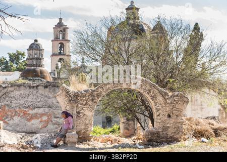 3. Januar 2016 – Atotonilco, Guanajuato, Mexiko – religiöse Pilger ruhen außerhalb des Heiligtums von Atotonilco, einem wichtigen katholischen Wallfahrtsort in Atotonilco, Mexiko. (Bild: © Richard Ellis Via ZUMA Wire) Stockfoto