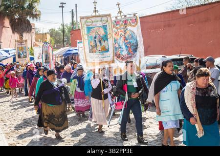 3. Januar 2016 – Atotonilco, Guanajuato, Mexiko – die indigenen Pilger halten eine Prozession im Heiligtum von Atotonilco ab, einem wichtigen katholischen Schrein in Atotonilco, Mexiko. (Bild: © Richard Ellis Via ZUMA Wire) Stockfoto
