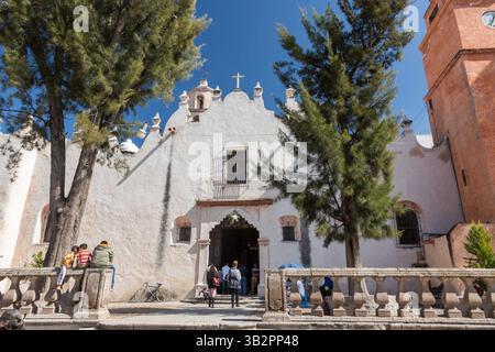 3. Januar 2016 – Atotonilco, Guanajuato, Mexiko – Pilger betreten die Casa de Ejercicios im Heiligtum von Atotonilco, einem wichtigen katholischen Schrein in Atotonilco, Mexiko. (Bild: © Richard Ellis Via ZUMA Wire) Stockfoto