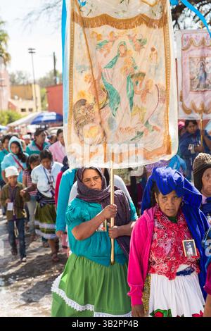 3. Januar 2016 – Atotonilco, Guanajuato, Mexiko – die indigenen Pilger halten eine Prozession im Heiligtum von Atotonilco ab, einem wichtigen katholischen Schrein in Atotonilco, Mexiko. (Bild: © Richard Ellis Via ZUMA Wire) Stockfoto