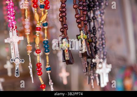 3. Januar 2016 - Atotonilco, Guanajuato, Mexiko - religiöse Ikonen und Kruzifixe für mexikanische Pilger und Pönitenten im Tianguis im Heiligtum von Atotonilco, einem wichtigen katholischen Schrein in Atotonilco, Mexiko. (Bild: © Richard Ellis Via ZUMA Wire) Stockfoto