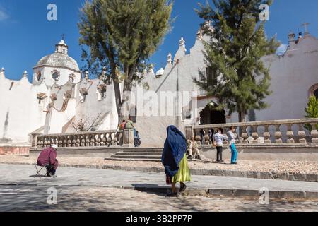 3. Januar 2016 – Atotonilco, Guanajuato, Mexiko – Pilger betreten die Casa de Ejercicios im Heiligtum von Atotonilco, einem wichtigen katholischen Schrein in Atotonilco, Mexiko. (Bild: © Richard Ellis Via ZUMA Wire) Stockfoto