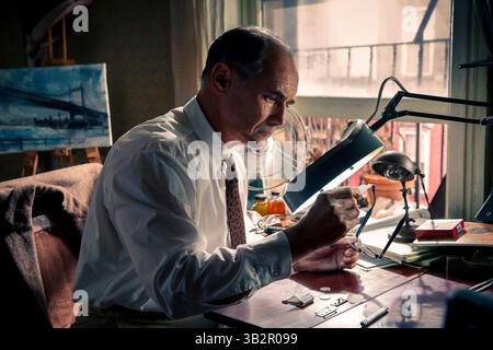 ERSCHEINUNGSDATUM: 16. Oktober 2015TITLE: Bridge of Spies STUDIO: DreamWorks Pictures REGISSEUR: Steven Spielberg PLOT: Während des Kalten Krieges wird ein amerikanischer Anwalt rekrutiert, um einen verhafteten sowjetischen Spion vor Gericht zu verteidigen und dann der CIA zu helfen, den Austausch des Spions gegen den sowjetisch gefangengenommenen amerikanischen U2-Spionageflieger Francis Gary Powers zu erleichtern. BILD: Mark Rylance als Rudolf Abel (Credit: © DreamWorks Pictures/Entertainment PICTURES/ZUMAPRESS.com) Stockfoto