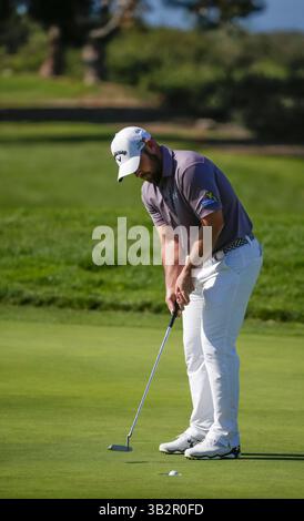 29. Januar 2016: Scott Brown versenkt seinen Putt auf dem 8. Green of the North Course während der zweiten Runde der Farmers Insurance Open auf dem Torrey Pines Golf Course in San Diego, Kalifornien. Justin Cooper/CSM(Bild: © Justin Cooper/CSM Via ZUMA Wire) Stockfoto
