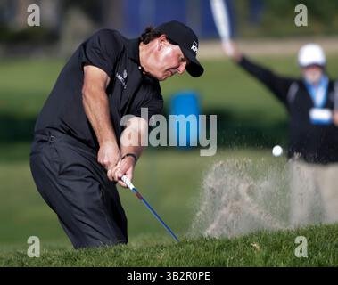29. Januar 2016: Phil Mickelson splittert während der zweiten Runde der Farmers Insurance Open auf dem Torrey Pines Golf Course in San Diego, Kalifornien aus einem Sandbunker um das 9. Grün des North Courses. Justin Cooper/CSM(Bild: © Justin Cooper/CSM Via ZUMA Wire) Stockfoto