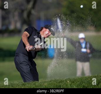 29. Januar 2016: Phil Mickelson splittert während der zweiten Runde der Farmers Insurance Open auf dem Torrey Pines Golf Course in San Diego, Kalifornien aus einem Sandbunker um das 9. Grün des North Courses. Justin Cooper/CSM(Bild: © Justin Cooper/CSM Via ZUMA Wire) Stockfoto