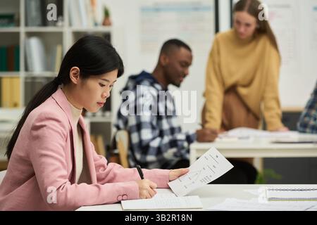 Zielgerichtete Schüler lernen Fremdsprache im Unterricht Stockfoto