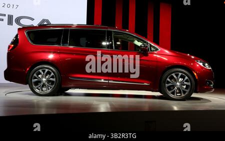11. Januar 2016 - Detroit, MI, USA - die FCA stellte am Montag, den 11. Januar 2016, die Chrysler Pacifica 2017 auf der North American International Auto Show 2016 im Cobo Center in Detroit vor. (Abbildung: © Eric Seals/TNS via ZUMA Wire) Stockfoto