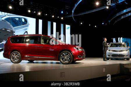11. Januar 2016 - Detroit, MI, USA - die FCA stellte am Montag, den 11. Januar 2016, die Chrysler Pacifica 2017 auf der North American International Auto Show 2016 im Cobo Center in Detroit vor. (Abbildung: © Eric Seals/TNS via ZUMA Wire) Stockfoto