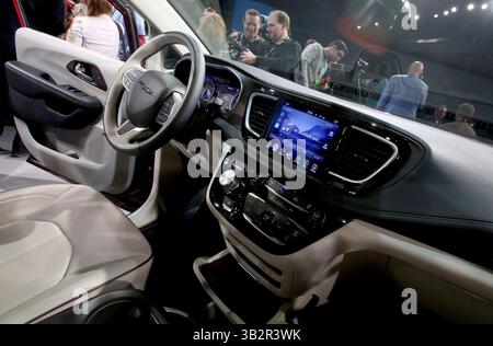 11. Januar 2016 - Detroit, MI, USA - Ein Blick auf die Innenfront des Chrysler Pacifica 2017, der auf der North American International Auto Show 2016 im Cobo Center in Detroit am Montag, den 11. Januar 2016, vorgestellt wurde. (Abbildung: © Eric Seals/TNS via ZUMA Wire) Stockfoto