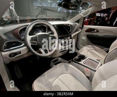 11. Januar 2016 - Detroit, MI, USA - Ein Blick auf die Innenfront des Chrysler Pacifica 2017, der auf der North American International Auto Show 2016 im Cobo Center in Detroit am Montag, den 11. Januar 2016, vorgestellt wurde. (Abbildung: © Eric Seals/TNS via ZUMA Wire) Stockfoto