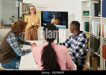 Multirassische Gruppe, die Fremdsprachen im Unterricht studiert Stockfoto