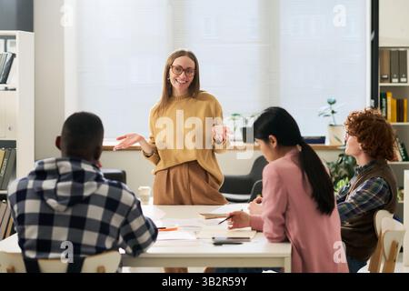 Lehrer, der Fremdsprachen für verschiedene Unterrichtsgruppen unterrichtet Stockfoto