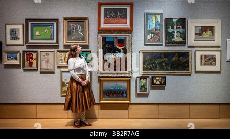 London, Großbritannien. 28. April 2025. (C) Stillleben mit Standtisch und Pferdekopf von Stanley William Hayter (geschätzt 7.000 £ - 000 £) und andere Werke bei einer Vorschau des Bonhams British Surrealisalism Verkaufs in Bonhams New Bond Street Galeries. Der Verkauf läuft online bis zum 1. Mai. Quelle: Stephen Chung / Alamy Live News Stockfoto