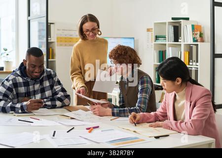 Fremdsprachenlernen in moderner Klassenzimmerumgebung Stockfoto