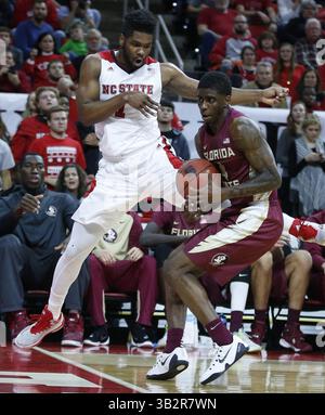 13. Januar 2016 - Raleigh, NC, USA - Dwayne Bacon (4) des Bundesstaates Florida zieht in der ersten Halbzeit in der PNC Arena in Raleigh, N.C., am Mittwoch, den 13. Januar 2016 den Ball von Lennard Freeman (1) aus North Carolina. (Bild: © Ethan Hyman/TNS via ZUMA Wire) Stockfoto