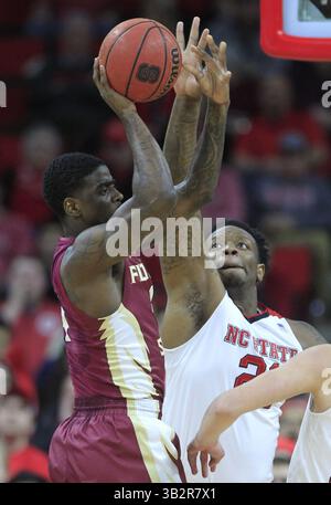 13. Januar 2016 - Raleigh, North Carolina, USA - BeeJay Anya (21) versucht am Mittwoch, den 13. Januar 2016 in der PNC Arena in Raleigh, N.C., den Dwayne Bacon des Bundesstaats Florida zu stoppen. (Bild: © Ethan Hyman/TNS via ZUMA Wire) Stockfoto