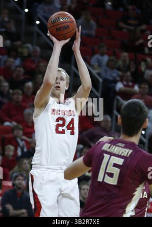 13. Januar 2016 - Raleigh, North Carolina, USA - Maverick Rowan (24) schießt in der ersten Halbzeit gegen Florida State in der PNC Arena in Raleigh, N.C., am Mittwoch, den 13. Januar 2016. (Bild: © Ethan Hyman/TNS via ZUMA Wire) Stockfoto