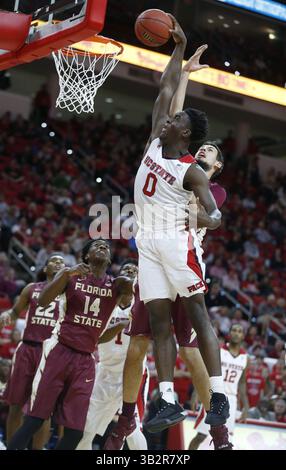 13. Januar 2016 - Raleigh, NC, USA - Abdul-Malik Abu (0) des Bundesstaates North Carolina trifft in der ersten Halbzeit in der PNC Arena in Raleigh, N.C., am Mittwoch, den 13. Januar 2016 in zwei Fällen auf Boris Bojanovsky (15) des Bundesstaates Florida. (Bild: © Ethan Hyman/TNS via ZUMA Wire) Stockfoto