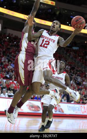13. Januar 2016 - Raleigh, NC, USA - der Cat Barber des Bundesstaates North Carolina (12) fährt am Mittwoch, den 13. Januar 2016, in der zweiten Halbzeit in der PNC Arena in Raleigh, N.C., in den Korb, als Dwayne Bacon aus Florida in der zweiten Halbzeit verteidigt. Florida State gewann 85:78. (Bild: © Ethan Hyman/TNS via ZUMA Wire) Stockfoto