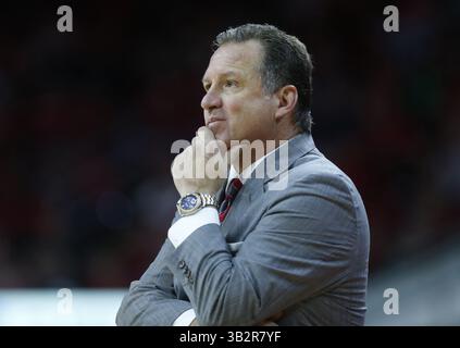 13. Januar 2016: Raleigh, North Carolina, USA – der Head Coach des Bundesstaates North Carolina, Mark Gottfried, beobachtet am Mittwoch, den 13. Januar 2016 in Raleigh, N.C., während der zweiten Hälfte der Niederlage 85-78 gegen die Florida Stateat PNC Arena. (Bild: © Ethan Hyman/TNS via ZUMA Wire) Stockfoto