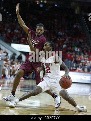 13. Januar 2016 - Raleigh, North Carolina, USA - Devon Bookert (1) beschützt am Mittwoch, 13. Januar 2016 in der PNC Arena in Raleigh, N.C., den Cat Barber (12) des Staates North Carolina. (Bild: © Ethan Hyman/TNS via ZUMA Wire) Stockfoto