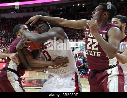 13. Januar 2016 - Raleigh, NC, USA - Devon Bookert, Linke, und Xavier Rathan-Mayes (22) kämpfen am Mittwoch, 13. Januar 2016 in der PNC Arena in Raleigh, N.C., gegen Abdul-Malik Abu (0) des Bundesstaats North Carolina um den Ball. Florida State gewann 85:78. (Bild: © Ethan Hyman/TNS via ZUMA Wire) Stockfoto