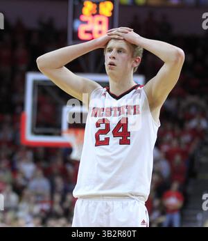 13. Januar 2016 - Raleigh, North Carolina, USA - Maverick Rowan (24) beobachtet am Mittwoch, den 13. Januar 2016 in der PNC Arena in Raleigh, N.C., die zweite Hälfte der Niederlage gegen den Florida State 85-78. (Bild: © Ethan Hyman/TNS via ZUMA Wire) Stockfoto