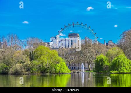 Blick über den See mit London Eye im Hintergrund Stockfoto