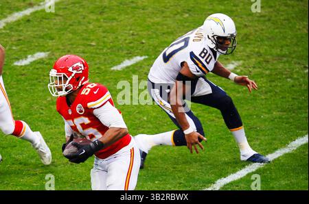Dezember 2015 - Kansas City, MO, USA - KANSAS KANSAS City, MO -DEC. 2015: Chiefs Derrick Johnson fängt im 2. Quartal einen Pass ab, der für Chargers Malcom Floyd vorgesehen ist. (Bild: © K.C. Alfred/U-T San Diego via ZUMA Wire) Stockfoto