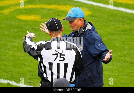 Dezember 2015 - Kansas City, MO, USA - KANSAS KANSAS City, MO -DEC. 2015: Mike McCoy, Trainer der Chargers, spricht im 2. Quartal gegen die Chiefs. Verlust der Ladegeräte 10-3. (Bild: © K.C. Alfred/U-T San Diego via ZUMA Wire) Stockfoto