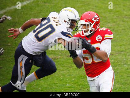 Dezember 2015 - Kansas City, MO, USA - KANSAS KANSAS City, MO -DEC. 2015: Chiefs Derrick Johnson fängt im 2. Quartal einen Pass ab, der für Chargers Malcom Floyd vorgesehen ist. (Bild: © K.C. Alfred/U-T San Diego via ZUMA Wire) Stockfoto