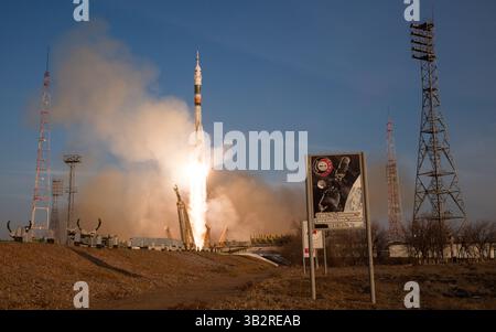 15. Dezember 2015 - Baikonur, Kasachstan - mit einem Schild zum Gedenken an die Apollo-Sojus-Mission 1975 im Vordergrund, startete die Sojus-TMA-19M-Raumsonde vom Kosmodrom Baikonur und beendete die Expedition 46 Flugingenieur Tim Kopra von der NASA, Sojus-Kommandeur Juri Malenchenko von der Russischen Föderalen Weltraumorganisation (Roscosmos) und Flugingenieur Tim Peake der ESA-Weltraummission für den sechs Monate lang. (Bild: © Joel Kowsky/NASA/ZUMAPRESS.com) Stockfoto