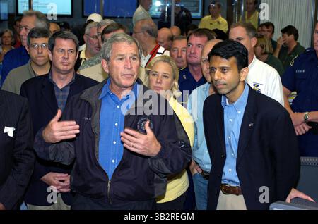 4. September 2008 - Baton Rouge, LA, Vereinigte Staaten von Amerika - US-Präsident George W. Bush diskutierte die gemeinsame Reaktion von Bund und Staat auf den Hurrikan Gustav mit den Presse- und Notfalleinsatzkräften im Büro des Gouverneurs für Homeland Security & Emergency Preparedness am 4. September 2009 in Baton Rouge, Louisiana. Bei der Besprechung nahmen Bush Bobby Jindal, Gouverneur von Louisiana, rechts, und David Vitter, Senatoren von Louisiana, links, und Mary Landrieu Teil. (Bild: © Sgt. 1st Class Paul Meeker/Planet Pix via ZUMA Wire) Stockfoto