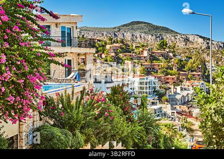 Die Stadt Kalkan ist einer der schönsten touristischen Orte an der wunderschönen Lykischen Küste in der Türkei Stockfoto