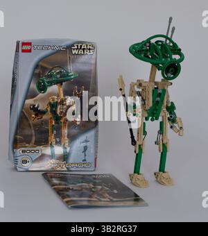 Vintage Lego Star Wars Battle Droid Nummer 8001 in der Kollektion, mit Box und Anleitung, jetzt aus der Manufaktur zurückgezogen, begehrt von Sammlern. Stockfoto