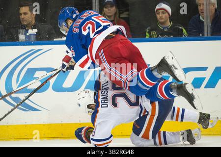 15. Dezember 2015: Viktor Stalberg (25) wird vom Edmonton Oilers Center Leon Draisaitl (29) während des Spiels zwischen den New York Rangers und den Edmonton Oilers im Madison Square Garden in Manhattan gestolpert. Die New York Rangers besiegen die Edmonton Oilers mit 4:2. Obligatorische Gutschrift: Kostas Lymperopoulos/CSM (Bild des Gutscheins: © Kostas Lymperopoulos/CSM via ZUMA Wire) Stockfoto