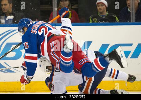 15. Dezember 2015: Viktor Stalberg (25) wird vom Edmonton Oilers Center Leon Draisaitl (29) während des Spiels zwischen den New York Rangers und den Edmonton Oilers im Madison Square Garden in Manhattan gestolpert. Die New York Rangers besiegen die Edmonton Oilers mit 4:2. Obligatorische Gutschrift: Kostas Lymperopoulos/CSM (Bild des Gutscheins: © Kostas Lymperopoulos/CSM via ZUMA Wire) Stockfoto