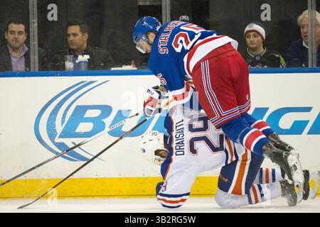 15. Dezember 2015: Viktor Stalberg (25) wird vom Edmonton Oilers Center Leon Draisaitl (29) während des Spiels zwischen den New York Rangers und den Edmonton Oilers im Madison Square Garden in Manhattan gestolpert. Die New York Rangers besiegen die Edmonton Oilers mit 4:2. Obligatorische Gutschrift: Kostas Lymperopoulos/CSM (Bild des Gutscheins: © Kostas Lymperopoulos/CSM via ZUMA Wire) Stockfoto