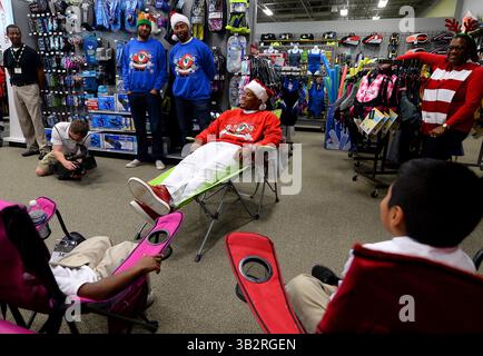 Dezember 2015 - Charlotte, NC, USA - Carolina Panthers Quarterback Cam Newton lehnt sich zurück, während sie am Dienstag, den 15. Dezember 2015, in Charlotte, N.C. mit Studenten im Dick's Sporting Goods Store in SouthPark spricht (Credit Image: © Jeff SINER/TNS via ZUMA Wire) Stockfoto