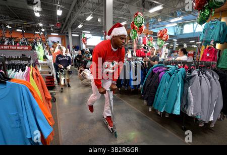 15. Dezember 2015 - Charlotte, NC, USA - Carolina Panthers Quarterback Cam Newton macht sich am Dienstag, den 15. Dezember 2015, in Charlotte, N.C. mit einem Roller durch den Dick's Sporting Goods Store in SouthPark (Credit Image: © Jeff SINER/TNS via ZUMA Wire) Stockfoto