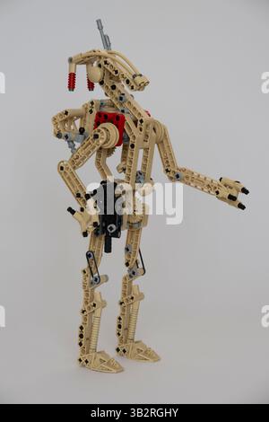 Vintage Lego Star Wars Battle Droid Nummer 8001 in der Kollektion, jetzt aus der Manufaktur zurückgezogen, begehrt bei Sammlern. Stockfoto