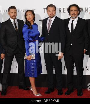 16. Dezember 2015 – Hollywood, Kalifornien, USA – Tom Hardy, Grace Dove, Leonardo Dicaprio, Alejandro Gonzalez, Teilnahme an der Los Angeles Premiere von „The Revenant“, die am 16. Dezember 2015 im TCL Chinese Theatre in Hollywood, Kalifornien stattfand. 2015 (Bild: © Dave Longendyke/Globe Photos via ZUMA Wire) Stockfoto