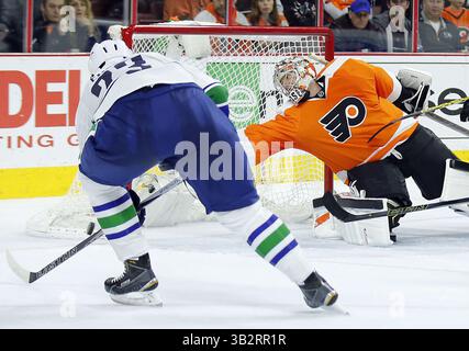 17. Dezember 2015 - Philadelphia, PA, USA - Steve Mason, der Torwart der Philadelphia Flyers, rechts, sprengt im Wells Fargo Center in Philadelphia am Donnerstag, 17. Dezember 2015, gegen Alexander Edler der Vancouver Canucks, links. (Bild: © Yong Kim/TNS via ZUMA Wire) Stockfoto