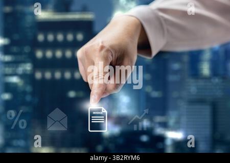 Geschäftsfrau berührt das Symbol einer Rechnung. Technologische Innovation auf einem virtuellen Bildschirm. Konzept von E-Invoice und digitalen Online-Kontoauszügen Stockfoto