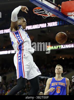 18. Dezember 2015 - Philadelphia, PA, USA - die Philadelphia 76ers' Richaun Holmes dunks gegen die New York Knicks' Kristaps Porzingis, rechts, während des zweiten Quartals am Freitag, 18. Dezember 2015, im Wells Fargo Center in Philadelphia. (Bild: © Yong Kim/TNS via ZUMA Wire) Stockfoto