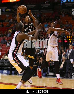 18. Dezember 2015 - Miami, FL, USA - Kyle Lowry der Toronto Raptors steigt am Freitag, den 18. Dezember 2015, in Miami gegen Luol Deng, Left und Dwyane Wade in den Korb. Die Raptors gewannen 108:94. (Bild: © David Santiago/TNS via ZUMA Wire) Stockfoto