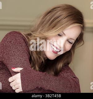 28. Januar 2016 - Hollywood, CA, USA - LESLIE MANN wirbt für „How to Be Single“. Leslie Mann (* 26. März 1972) ist eine US-amerikanische Schauspielerin und Komikerin, die für ihre Rollen in komödiantischen Filmen wie The Cable Guy (1996), George of the Dschungel (1997), Big Daddy (1999), Timecode (2000), Parfüm (2001), Stealing Harvard (2002), The Big Daddy (1988) und The Cover) bekannt ist. Die 40-Jährige Jungfrau (2005), Knocked Up (2007), 17 Again (2009), Funny People (2009), Rio (2011), the Change-Up (2011), This is 40 (2012), The Bling Ring (2013), The Other Woman (2014), Vacation (2015) und How to Be Single (2016), von denen viele Kollaborationen mit ihrem Husba sind Stockfoto