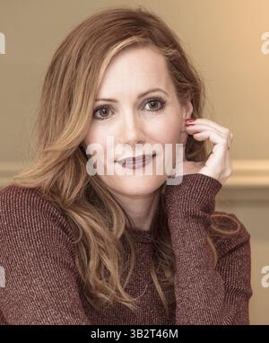 28. Januar 2016 - Hollywood, CA, USA - LESLIE MANN wirbt für „How to Be Single“. Leslie Mann (* 26. März 1972) ist eine US-amerikanische Schauspielerin und Komikerin, die für ihre Rollen in komödiantischen Filmen wie The Cable Guy (1996), George of the Dschungel (1997), Big Daddy (1999), Timecode (2000), Parfüm (2001), Stealing Harvard (2002), The Big Daddy (1988) und The Cover) bekannt ist. Die 40-Jährige Jungfrau (2005), Knocked Up (2007), 17 Again (2009), Funny People (2009), Rio (2011), the Change-Up (2011), This is 40 (2012), The Bling Ring (2013), The Other Woman (2014), Vacation (2015) und How to Be Single (2016), von denen viele Kollaborationen mit ihrem Husba sind Stockfoto